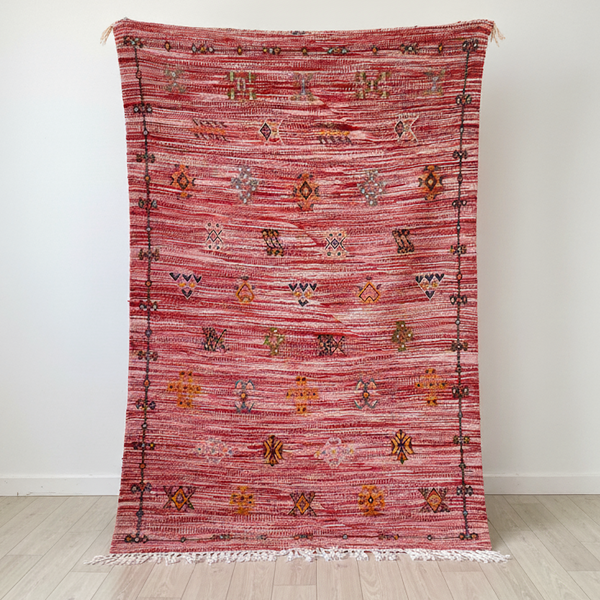 Red Gradient Rug – 150 × 100 cm (59” × 39”)