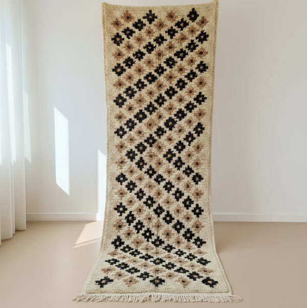 White Knotted Runner with Black Floral Motifs – 195 × 70 cm (77” × 28”)